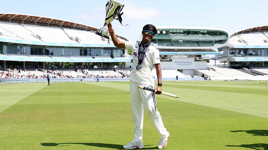 লর্ডসের টেস্ট অনার্স বোর্ডে নাম লেখানো প্রথম নারী ক্রিকেটার ক্রান্তি গৌড় জিতেছেন ম্যাচ সেরার পুরস্কারও। ছবি: রয়টার্স।