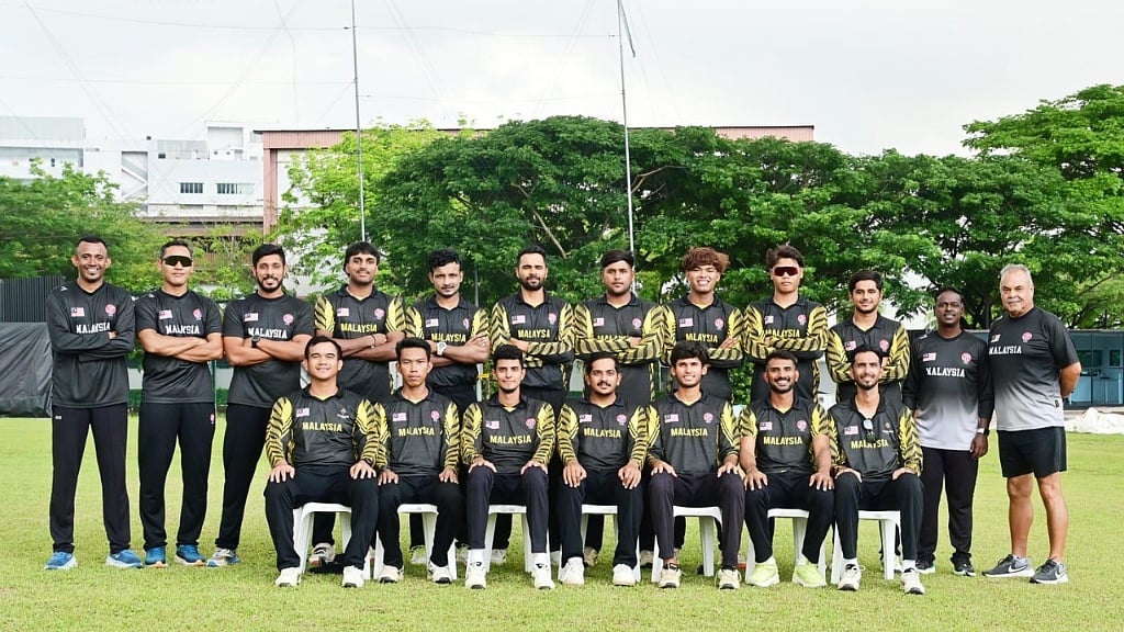 দলের সঙ্গে সাকিব (প্রথম সারি, বাঁ থেকে পঞ্চম)।