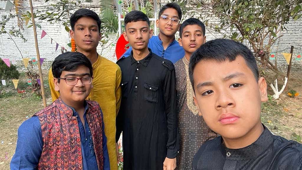 সহপাঠীদের সঙ্গে মাহতাব (বাঁয়ে)।