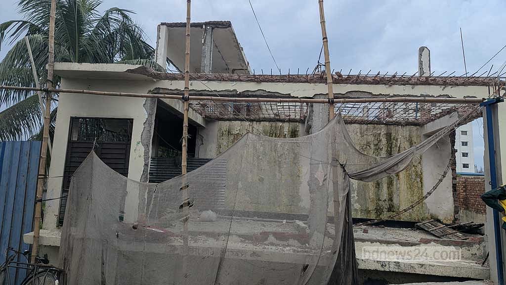 ভেঙে ফেলা হচ্ছে বিমান বিধ্বস্ত হয়ে দুর্ঘটনার কবলে পড়া মাইলস্টোন স্কুল অ্যান্ড কলেজের সেই ভবনটি।