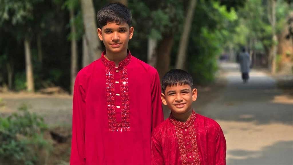 ছোট ভাইয়ের সঙ্গে তানভীর (বাঁয়ে)।