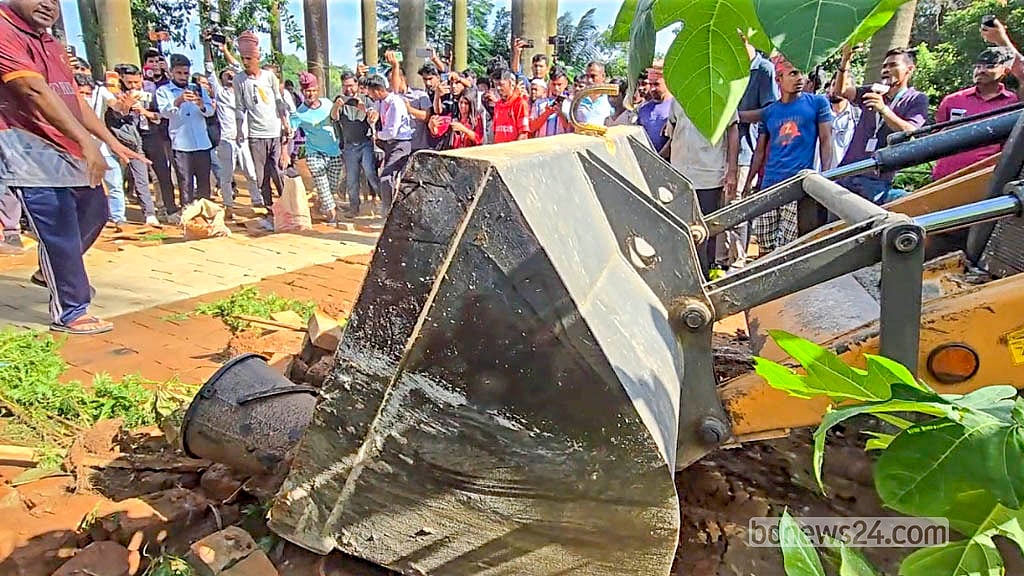 সোহরাওয়ার্দী উদ্যান থেকে উচ্ছেদ করা হয়েছে সব অবৈধ স্থাপনা; যার মধ্যে রয়েছে এক ভবঘুরের গড়ে তোলা অস্থায়ী ‘নামাজের জায়গা’ও।