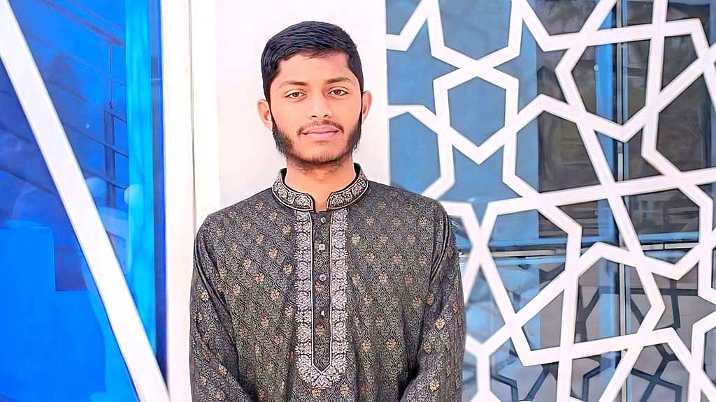 দুর্ঘটনায় নিহত রিয়াদ ইসলাম এইচএসসি পরীক্ষার্থী ছিলেন ।