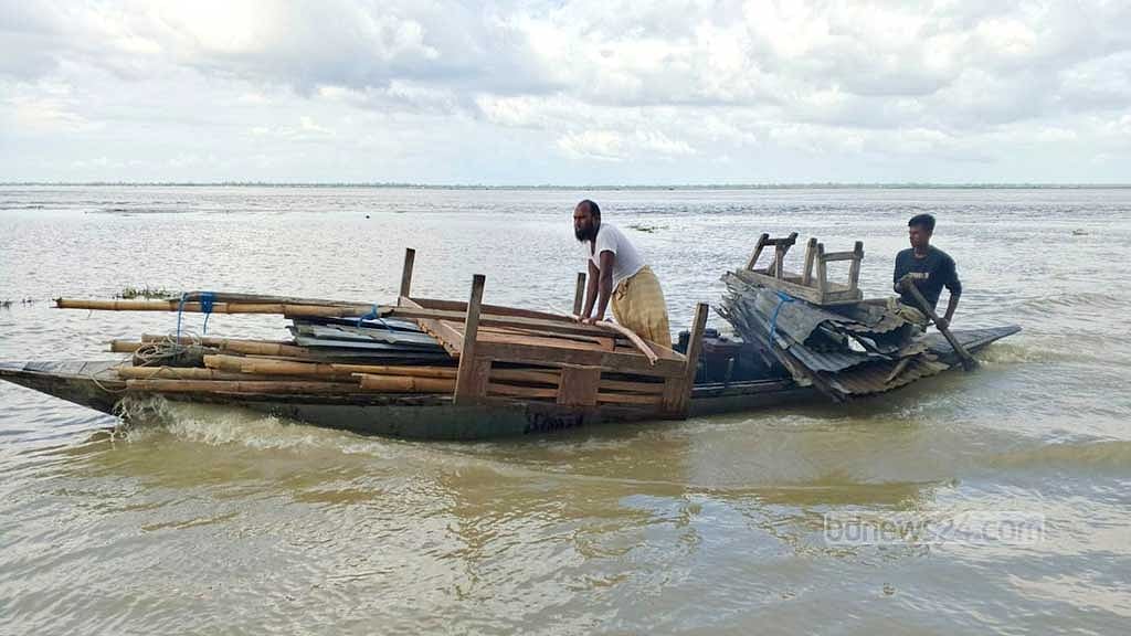 ডিমলা উপজেলার ঝুনাগাছ চাপানী ছাতুনামা এলাকায় ব্যপক ভাঙন দেখা দিয়েছে। সেখানকার মানুষ বসতঘর নৌকায় করে তুলে নিরাপদ স্থানে সরিয়ে নিয়ে যাচ্ছেন।
