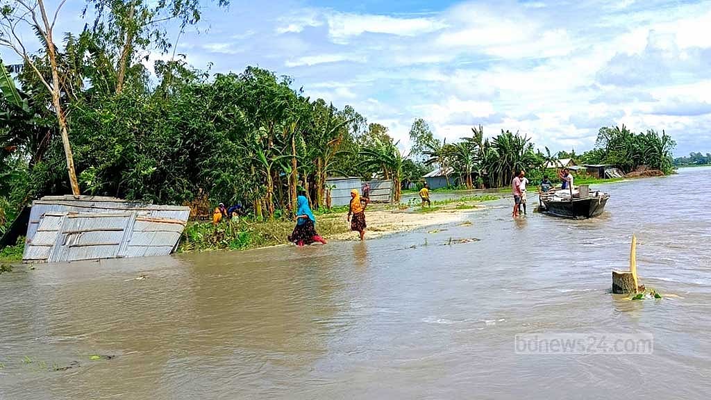 ডিমলা উপজেলার ঝুনাগাছ চাপানী ছাতুনামা এলাকায় ব্যপক ভাঙন দেখা দিয়েছে। সেখানকার মানুষ বসতঘর নৌকায় করে তুলে নিরাপদ স্থানে সরিয়ে নিয়ে যাচ্ছেন।