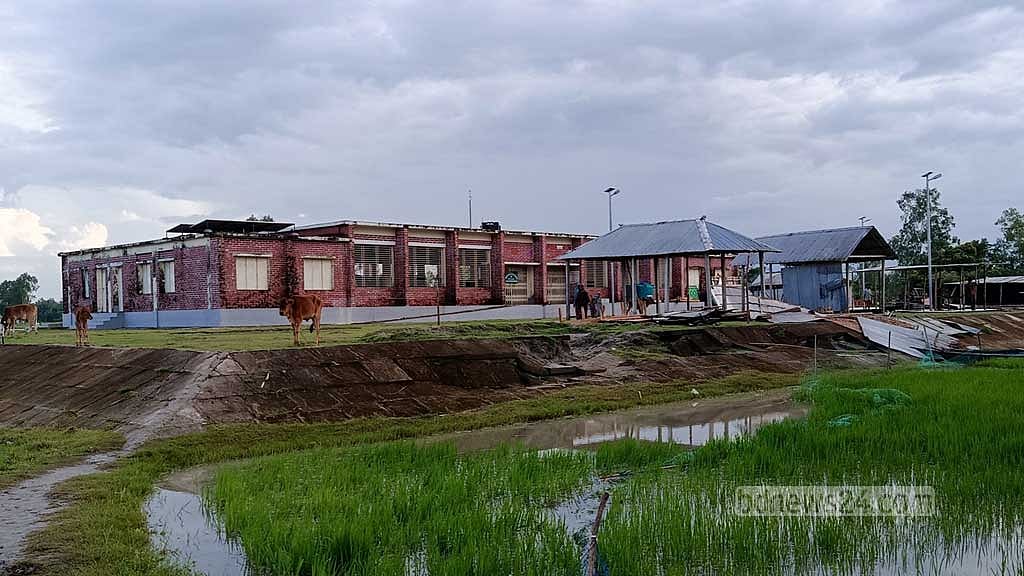 ডিমলা উপজেলার ঝুনাগাছ চাপানী ছাতুনামা ‘সাইক্লোন সেল্টার সেন্টার’ নদী ভাঙনের মুখে রয়েছে। 