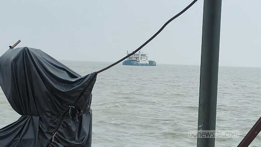 হাতিয়ার সংসদ সদস্য চেয়ারম্যান ঘাটে পৌঁছানোর সময় মাঝনদীতে থাকা ফেরি মহানন্দা।