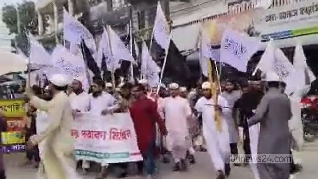 মিছিল চলাকালে সড়কের পাশে পুলিশ সদস্যদের দেখা যায়।