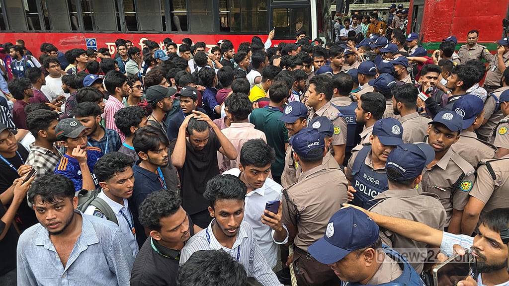 সায়েন্স ল্যাব মোড়ে শিক্ষার্থীদের বিক্ষোভ।
