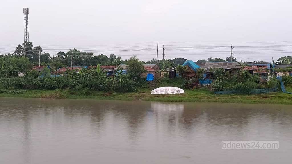 সাতক্ষীরা সদর উপজেলার বিনেরপোতা এলাকায় বেতনা নদী দখল করে গড়ে উঠা বাড়িঘর।