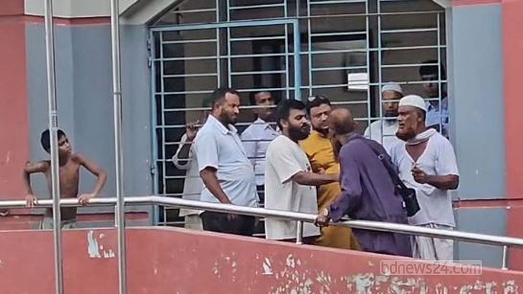স্বজনরা এসে প্রধান শিক্ষককে বিদ্যালয় থেকে বাড়িতে নিয়ে যান।