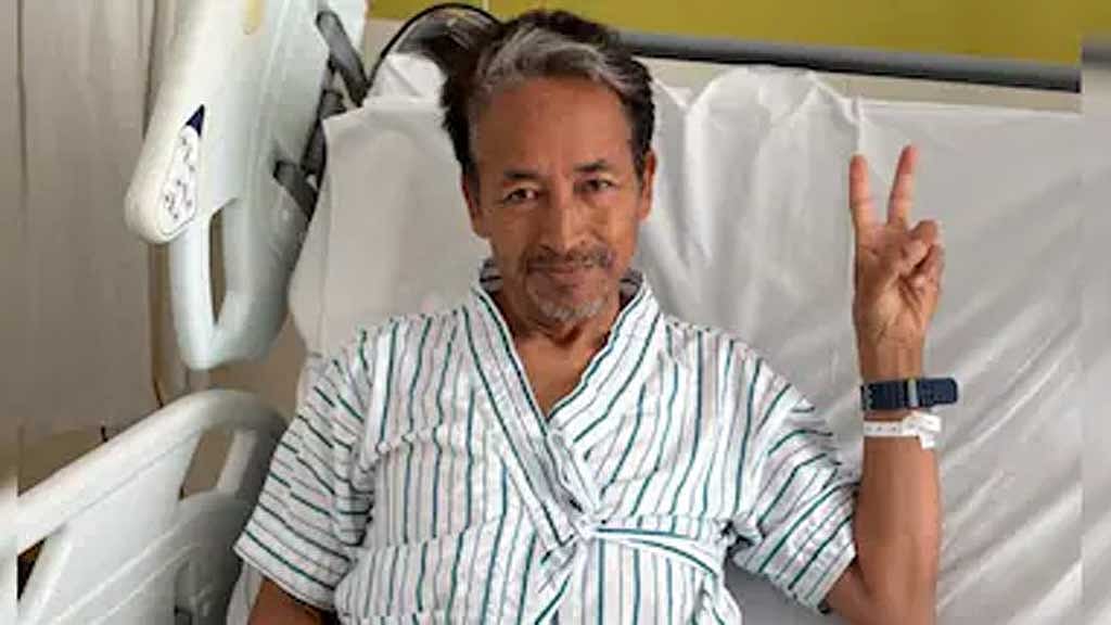 হাসপাতালের শয্যা থেকে দুই আঙুল তুলে 'ভিক্টরি' চিহ্ন দেখিয়ে তোলা নিজের একটি ছবি এক্সে শেয়ার করেন সোনম ওয়াংচুক। ছবি: এনডিটিভি