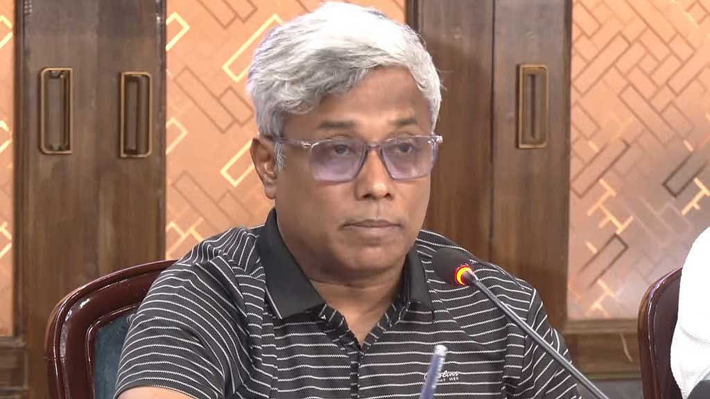  চট্টগ্রাম সার্কিট হাউজে বুধবার রাতে ব্রিফিংয়ে বন্যায় পাঁচ জেলার ক্ষয়ক্ষতির চিত্র তুলে ধরেন বিদ্যুৎ, জ্বালানি ও খনিজসম্পদ মন্ত্রণালয়ের প্রতিমন্ত্রী অনিন্দ্য ইসলাম অমিত।