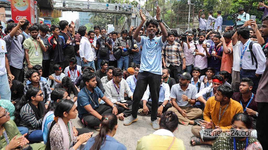 শিক্ষামন্ত্রীর বিতর্কিত মন্তব্যের প্রতিবাদে এবং তার পদত্যাগের দাবিতে গত ১৩ জুলাই প্রথম বিক্ষোভ প্রদর্শন করেন ক্ষুব্ধ শিক্ষার্থীরা।