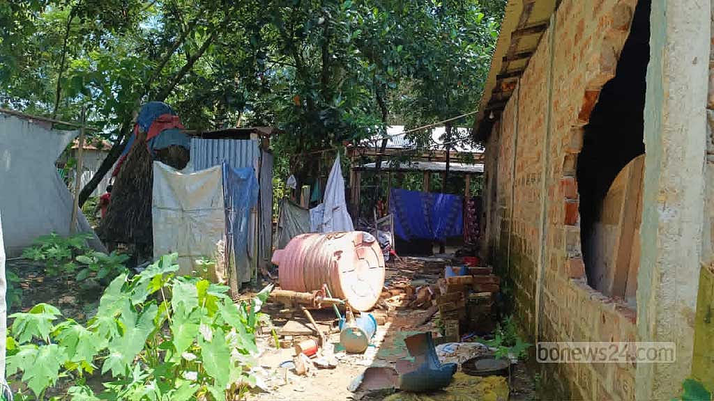 গড়কাটি গ্রামে হামলার শিকার নিখিল রায়ের বাড়িতে ভাঙচুরের চিহ্ন।