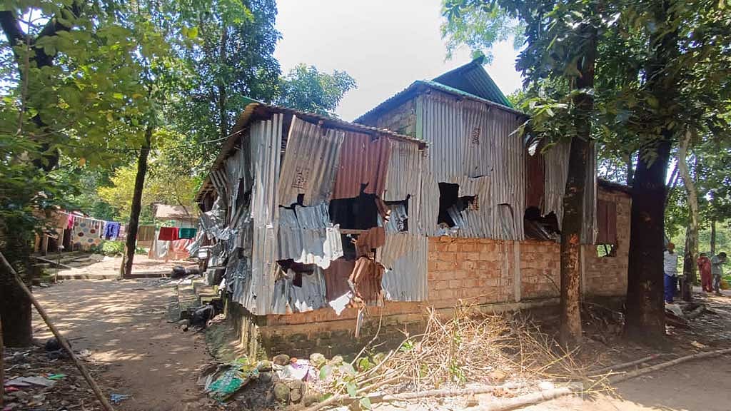 গড়কাটি গ্রামে হামলার শিকার বাড়িতে ভাঙচুরের চিহ্ন।