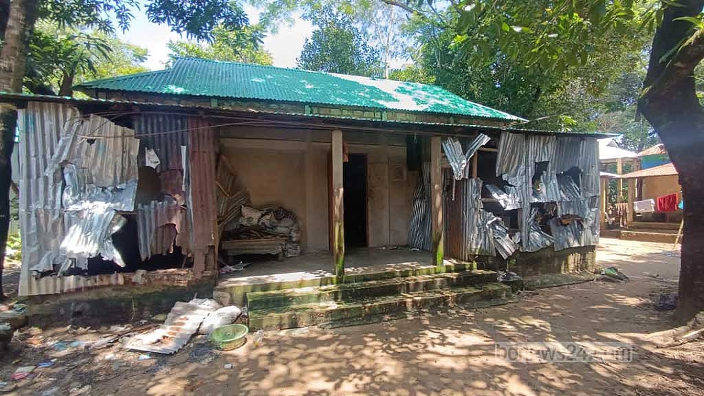 গড়কাটি গ্রামে হামলার শিকার বাড়িতে ভাঙচুরের চিহ্ন।
