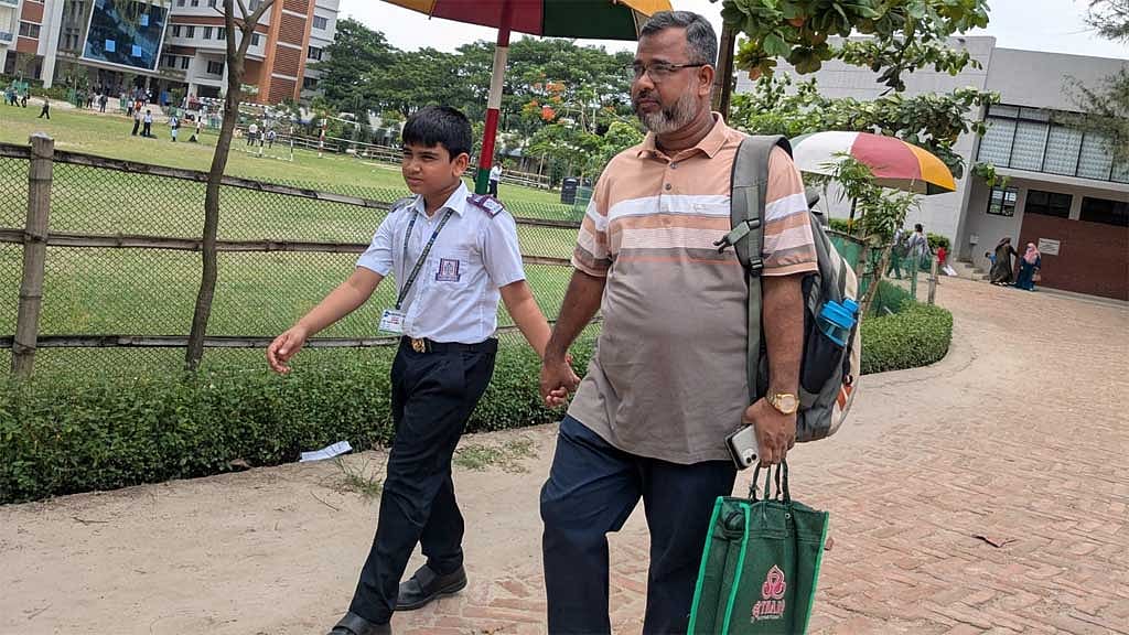 ছোট ছেলের সঙ্গে তানভীরের বাবা রুবেল মিয়া।
