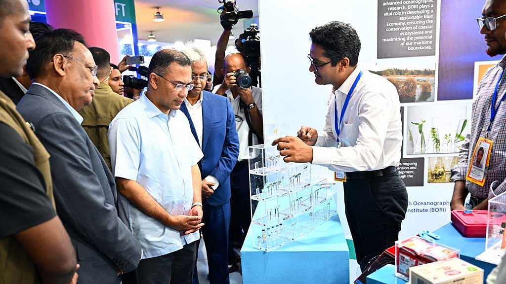 সেমিকন্ডাক্টর ও কৃত্রিম বুদ্ধিমত্তার মতো উচ্চপ্রযুক্তি খাতকে দেশের অর্থনীতির পরবর্তী চালিকাশক্তি হিসেবে গড়ে তোলার প্রত্যয়ে প্রদর্শনীতে অংশ নেওয়া বিভিন্ন স্টল পরিদর্শন করেন প্রধানমন্ত্রী তারেক রহমান।