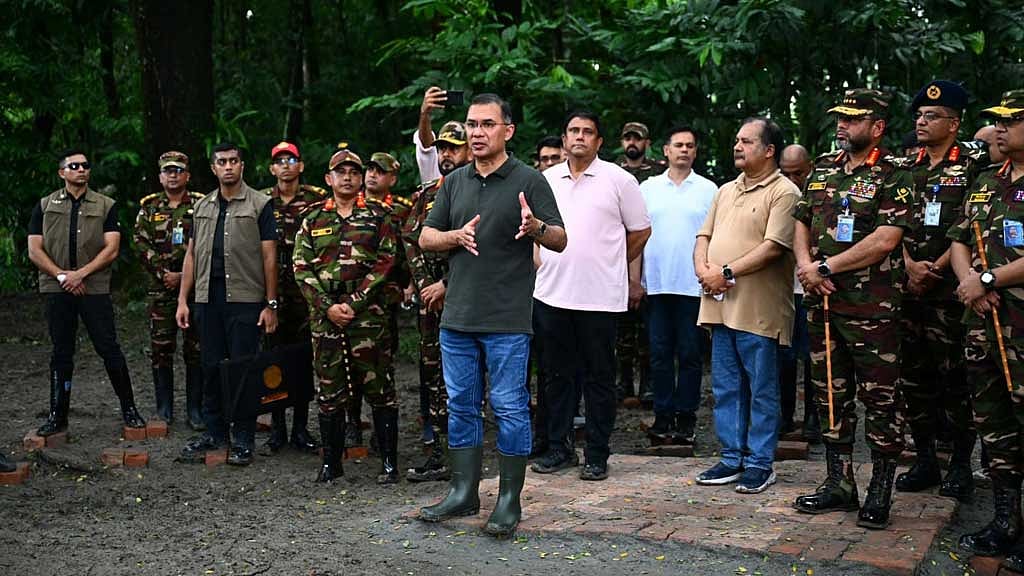 প্রধানমন্ত্রী তারেক রহমান সোমবার বরিশালের বাবুগঞ্জে বাংলাদেশ সেনাবাহিনীর গ্রীষ্মকালীন প্রশিক্ষণ মহড়া পরিদর্শনে গিয়ে অ্যান্টি-ড্রোন ব্যবস্থা দেখেন। ছবি: পিএমও