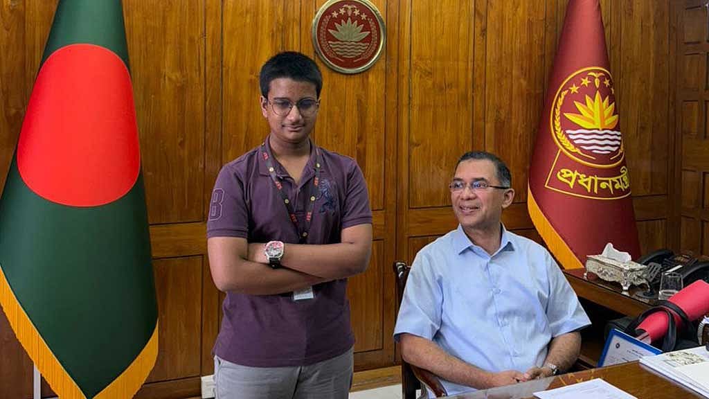 প্রধানমন্ত্রী তারেক রহমানের সঙ্গে ‘জুলাই শহীদ’ জাহিদের ভাই জিসান। ছবি: পিআইডি