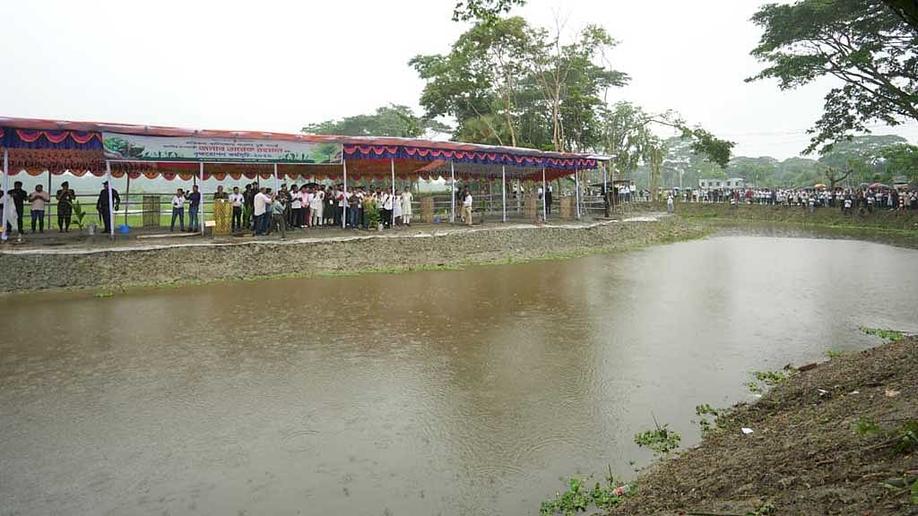 সোমবার সকালে বরিশালের গৌরনদী উপজেলার সরিকল-বাটাজোর খালের পাড়ে বৃক্ষরোপণ কর্মসূচির উদ্বোধন করেন প্রধানমন্ত্রী তারেক রহমান। ছবি: পিআইডি