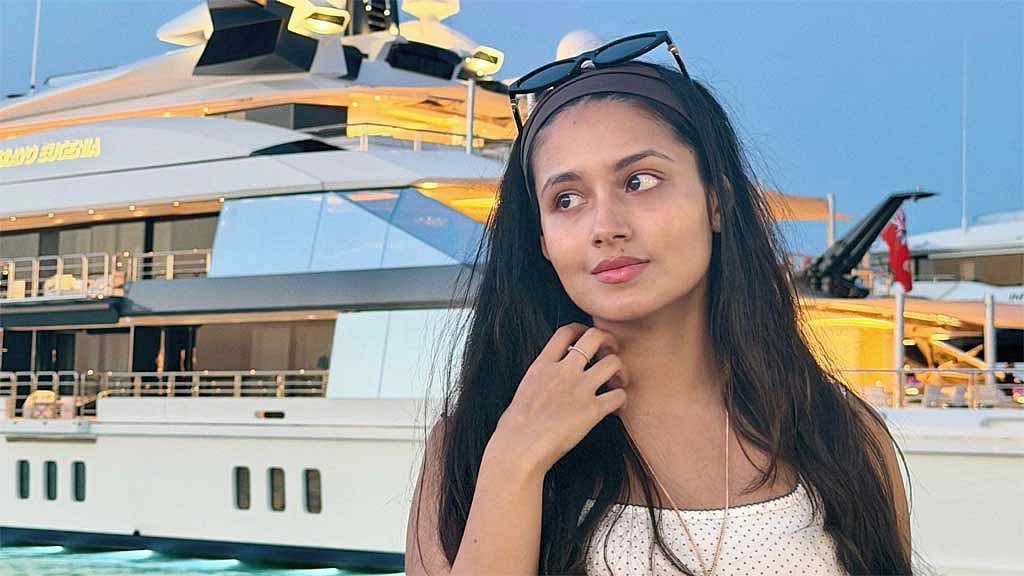 ছবিতে রূপটানহীন চেহারায় পাওয়া গেছে ফারিণকে।