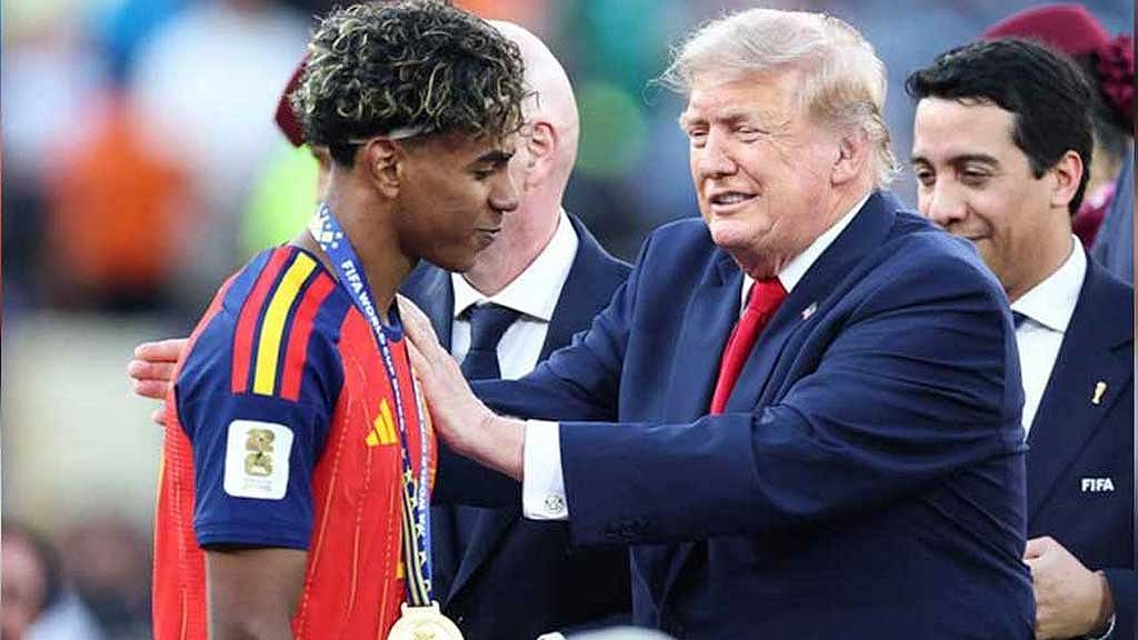 সেই লামিন ইয়ামালের দিকে হাত বাড়িয়ে হ্যান্ডশেক করতে হলো, গলায় পদক পরিয়ে দিতে হলো ডনাল্ড ট্রাম্পকে।