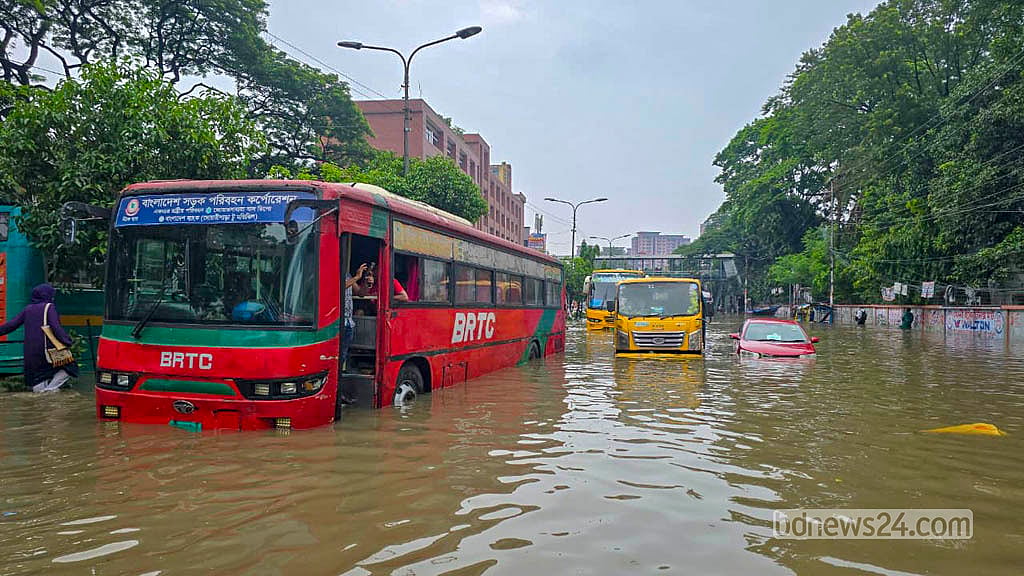 ঢাকায় রোববার পানির মধ্যে দিয়ে চলাচল করতে গিয়ে অনেক যানবাহন বিকল হয়ে যায়।  ছবি: আব্দুল্লাহ আল মমীন