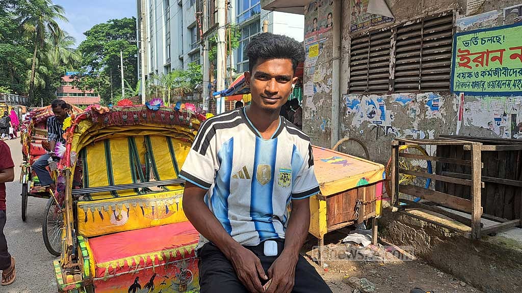 ২১ বছর বয়সী রবিন আর্জেন্টিনার পাঁড় সমর্থক।