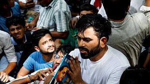 ভারতে ‘তেলাপোকা পার্টি’র উত্থানে মোদী সরকার পতনের শঙ্কা