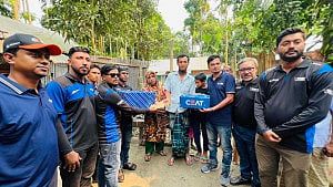 যাত্রীদের বাঁচিয়ে প্রাণ হারানো দুলালের পরিবারকে আর্থিক সহায়তা