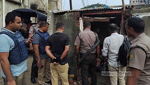 সকালে কুপিয়ে ছিনতাই, বিকেলে অভিযানে যাওয়া পুলিশকে কুপিয়ে জখম