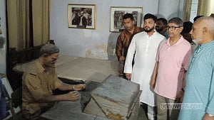 জিয়া স্মৃতি জাদুঘর পরিদর্শন করলেন আযম-ইশরাক