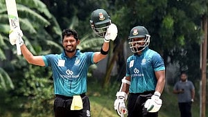 ১২ ছক্কায় পারভেজের ১৫০, ৯ ছক্কায় এনামুলের ১৪১
