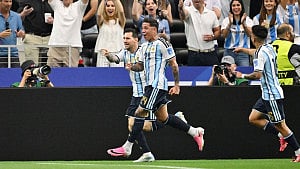 মেসির রেকর্ড গোলে নকআউটে আর্জেন্টিনা