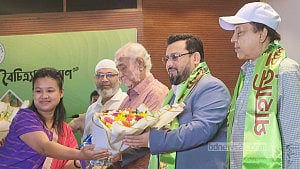 পাহাড়ি ফল মেলা শুরু বেইলি রোডে
