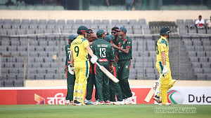 মুস্তাফিজ-তাসকিনের বোলিংয়ে কাঁপছে অস্ট্রেলিয়া