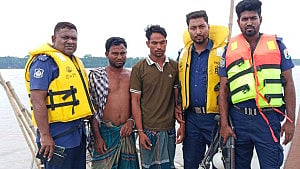 বরিশালে নৌযান থেকে চাঁদা নেওয়ার সময় দুজন গ্রেপ্তার