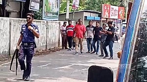 বরিশালে বিএনপি-ইসলামী আন্দোলন নেতাকর্মীদের মধ্যে ধাওয়া-পাল্টা ধাওয়া