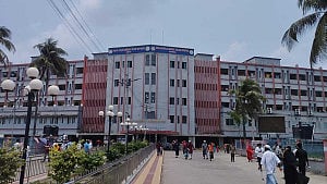বরিশাল মেডিকেলে কর্মবিরতিতে শিক্ষানবীশ চিকিৎসকরা