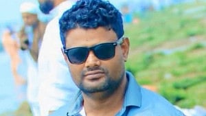 বন্ধুর বিয়ের জন্য দেশে এসেছিলেন, প্রাণ গেল বাসের ধাক্কায়