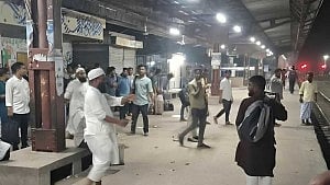 খেলার মাঠের বিবাদ ভৈরব বাজার স্টেশনে: সংঘর্ষে আহত ৩০, ট্রেন বন্ধ ৫ ঘণ্টা