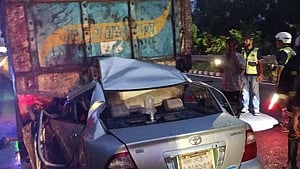 ভাঙ্গায় দাঁড়িয়ে থাকা ট্রাকের নিচে প্রাইভেট কার, নিহত ৫