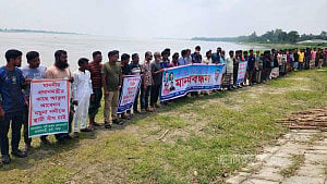 যমুনা তীরে দাঁড়িয়ে স্থায়ী বাঁধ চাইলেন এলাকাবাসী