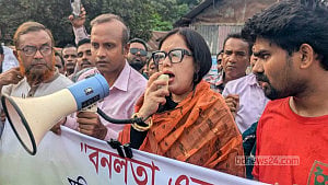 তারা মৌলবাদী রাষ্ট্র বানাতে চায়: সিনেমা বন্ধের প্রতিবাদে রুমিন ফারহানা