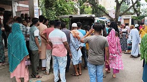 ব্রাহ্মণবাড়িয়ায় পিকআপ ভ্যানের ধাক্কায় মা-ছেলেসহ নিহত ৩