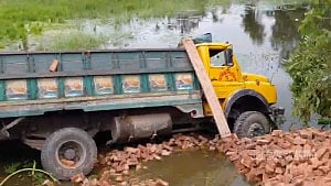 ব্রাহ্মণবাড়িয়ায় ইটবোঝাই ট্রাক নিয়ন্ত্রণ হারিয়ে খাদে, নিহত ২