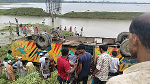 ব্রাহ্মণবাড়িয়ায় বাস খাদে পড়ে নিহত ৩