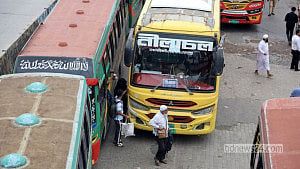 মহাসড়কের সার্ভিস লেইনে বাসের জটলা